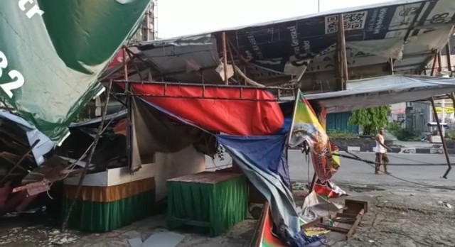 PAPAN reklame roboh menimpa kedai warga yang menjual lontong malam di persimpangan Jalan Duyung-Tuanku tambusai, Sabtu malam (21/5/2022). Hingga Minggu pagi, ratusan ribu pelanggan PLN masih mengalami listrik pada.. (FOTO: SELASAR RIAU/DEFRI CANDRA)