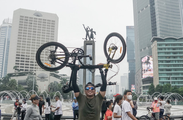Warga Jakarta mengikuti Car Free Day (CFD) tanpa menggunakan masker di kawasan Bundaran HI yang kembali digelar pada Minggu (22/5/2022). Foto: Iqbal Firdaus/kumparan