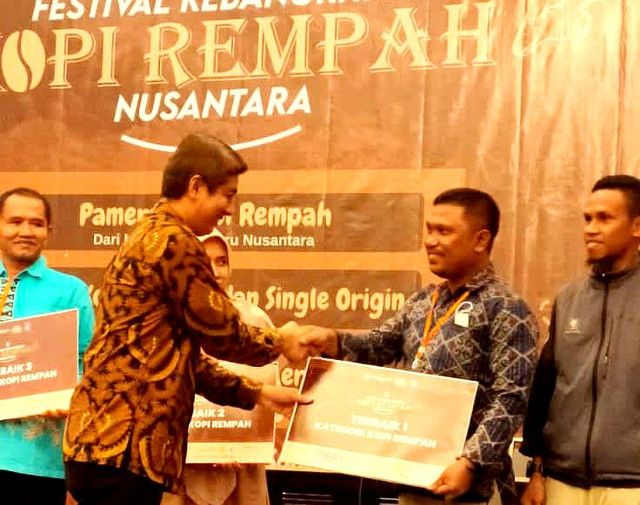 Perwakilan Kopi Pakesang, Burhanuddin Syamsi Rope saat menerima hadiah kategori Terbaik I Kopi Rempah. Foto: Istimewa