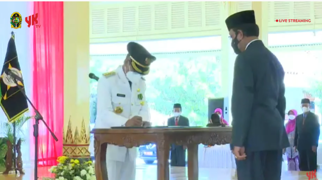 Gubernur DIY, Sri Sultan HB X, saat melantik penjabat daerah Wali Kota Yogyakarta dan penjabat Bupati Kulon Progo di Kompleks Kepatihan, Minggu (22/5/2022). Foto: Tangkapan layar Youtube/YKTV