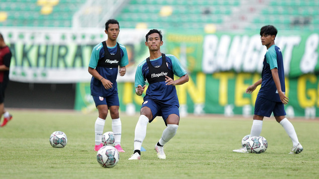 Latihan pemain Persis Solo di Stadion Gelora Bung Tomo (GBT) Surabaya. FOTO: Dok Persis Solo