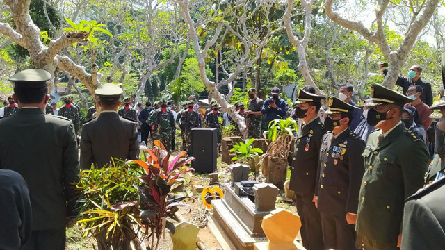Prosesi pemakaman Achmad Yurian, secara militer. foto / ulul Azmy