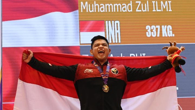 Lifter asal Aceh, Muhammad Zul Ilmi berhasil mempersembahkan medali emas bagi Indonesia dari cabang angkat besi nomor 89 kilogram putra di SEA Games 2021 di Hanoi Sports Training Centre, Hanoi, Vietnam, Minggu (22/5). Foto: Dok. live streaming SEA Games