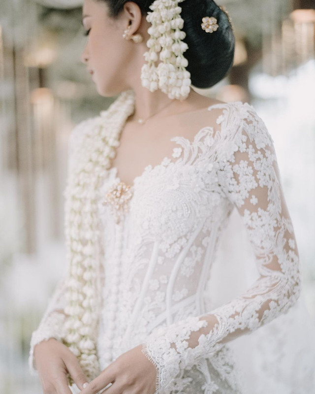 Penampilan kebaya pernikahan Maudy Ayunda. Foto: Instagram/@maudyayunda