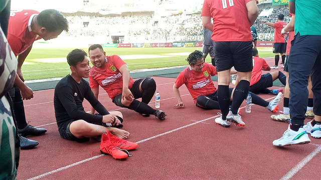 Wali Kota Solo, Gibran Rakabuming Raka, beristirahat saat jeda pertandingan persahabatan di Stadion Gelora Bung Tomo (GBT) Surabaya, Minggu (22/05/2022). FOTO: Agung Santoso