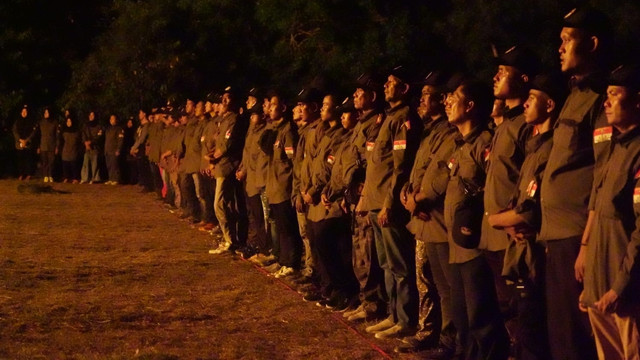 Ratusan pemuda Aceh peserta Silaturahmi Kebangsaan yang diselenggarakan oleh Kodam IM mengucapkan Ikrar Kebangsaan pada acara api unggun yang berlangsung di lapangan Rindam Iskandar Muda, Aceh Besar, Minggu (22/5/2022) dini hari. Foto: Pendam IM