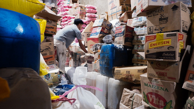 Seorang pedagang di pasar tradisional Palembang tengah mengecek stok minyak curah di dalam gudang, Minggu (22/5) Foto: abp/wisnu/Urban Id
