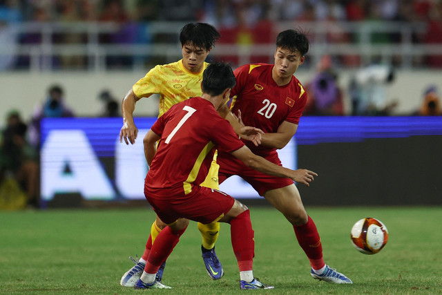 Pemain Thailand Ekanit Panya berebut bola dengan pemain Vietnam Van Do Lee dan Bui Hoang Viet Anh pada pertandingan perebutan medali emas SEA Games 2021 di Stadion Nasional My Dinh, Hanoi, Vietnam, Minggu (22/5/2022). Foto: Chalinee Thirasupa/REUTERS