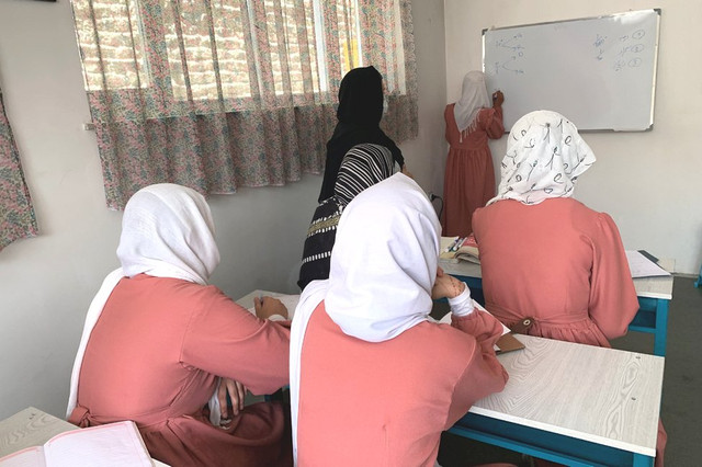 Seorang siswi di sekolah rahasia mengatakan, "Kita harus berani. Jika kita berani, tak ada yang bisa menghentikan kita."