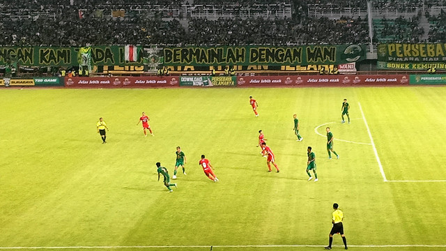 Laga uji coba yang mempertemukan Persebaya melawan Persis Solo di Stadion Gelora Bung Tomo (GBT) Surabaya, Minggu (22/05/2022). FOTO: Agung Santoso