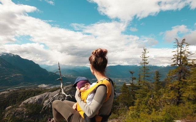 Ilustrasi Ibu Traveling membawa balita (pexels.com)