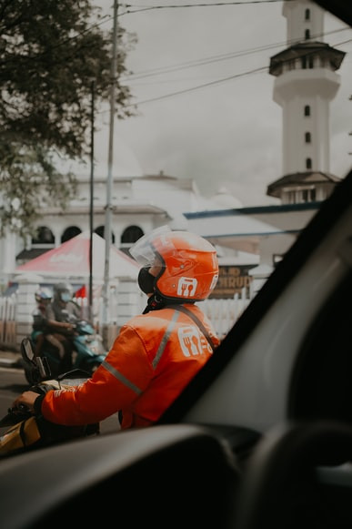 Jadwal Pickup dan Jam Operasional Shopee Express, https://unsplash.com/@ompia_
