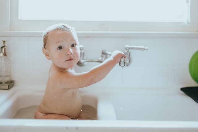 Jam mandi yang baik untuk bayi. Sumber: unsplash.com