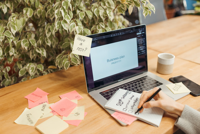 Sumber: Pexels (https://www.pexels.com/id-id/foto/ditulis-tangan-pemasaran-smartphone-laptop-7278606/) 