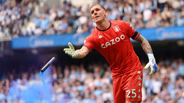 Kiper Aston Villa Robin Olsen mengeluarkan suar dari lapangan selama pertandingan Liga Premier antara Manchester City dan Aston Villa di Stadion Etihad, Manchester, Inggris, Minggu (22/5/2022). Foto: Stu Forster/Getty Images