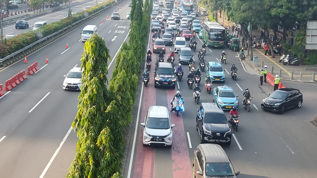 Kendaraan berotator melintas di Jalan Gatot Subroto, Jakarta, Senin (23/5) pagi. Foto: Jonathan Devin/kumparan