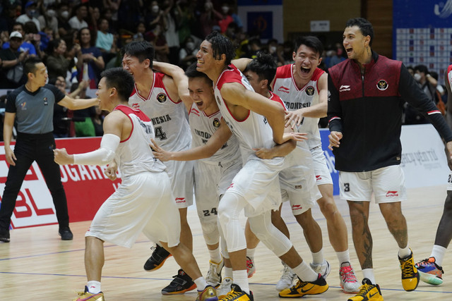 Sejumlah pebasket Indonesia berselebrasi usai mengalahkan Tim Filipina dalam laga final bola basket SEA Games 2021 Vietnam di Thanh Tri District Sporting Hall, Hanoi, Vietnam, Minggu (22/5/2022).  Foto: Fauzi Saputra/ANTARA FOTO