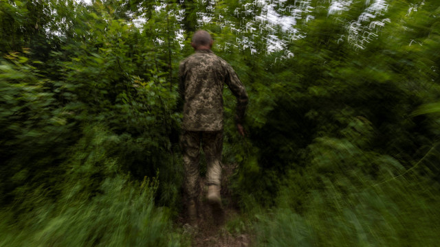 Anggota angkatan bersenjata Ukraina melakukan penyamaran di dekat Donetsk, Ukraina, Minggu (22/5/2022). Foto: Carlos Barria/REUTERS
