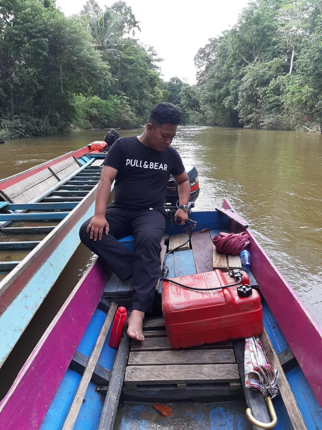Dokter Irwanda Jamil saat memberikan pelayanan kesehatan di daerah terpencil di Kalimantan Barat. Foto: Dok Hi!Pontianak
