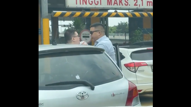 Perseteruan pengemudi Pajero dan pengemudi Yaris di GT Tomang, Minggu (22/5/2022). Foto: Instagram/@ahmadsahroni88