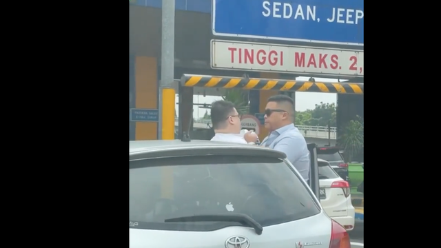 Perseteruan pengemudi Pajero dan pengemudi Yaris di GT Tomang, Minggu (22/5/2022). Foto: Instagram/@ahmadsahroni88