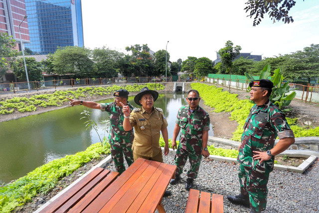Wali Kota Bandung, Yana Mulyana saat meresmikan kolam retensi di kawasan markas Pussenkav TNI AD di Jalan Cikuray Simpang, Kota Bandung, Senin (23/5/2022). FOTO: Humas Pemkot Bandung
