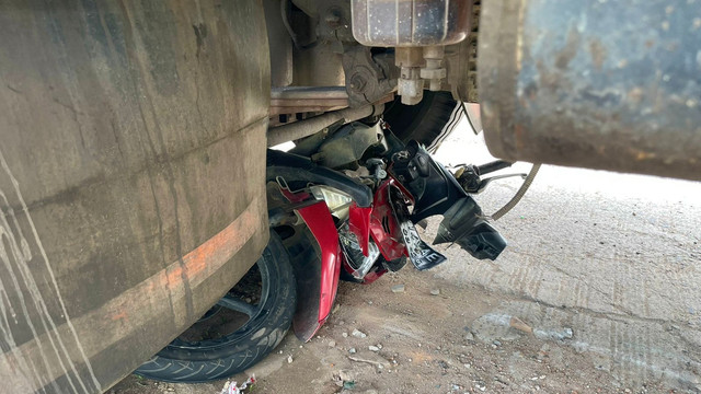 Motor korban tersangkut dibawah truk, Senin (23/5/2022) | Foto: Roza Hariqo/Lampung Geh