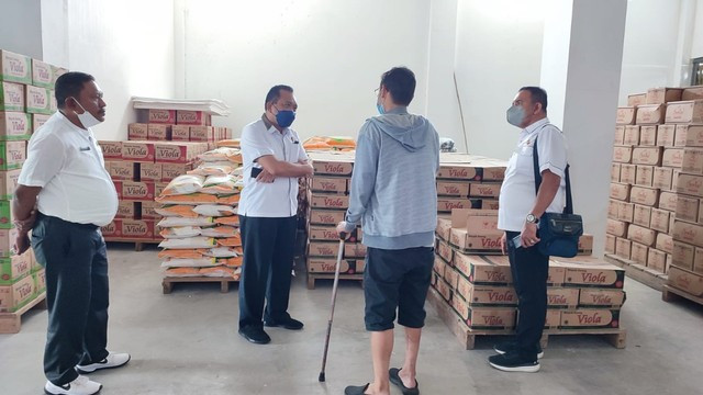 Satgas Pangan Daerah membongkar dua gudang diduga sebagai tempat penimbunan minyak goreng di Kota Palu. Foto: Istimewa