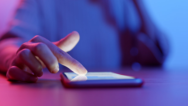 Ilustrasi bermain Smartphone. Foto: leungchopan/Shutterstock