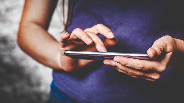 Ilustrasi menggunakan smartphone. Foto: siamionau pavel/Shutterstock