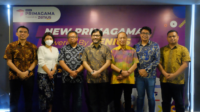 (ki-ka): Bapak Luqman Farid-GM Multiproduct Mega Finance, Ibu Dewi Puri Mayang Anten-Head of Industry B2B Sales Blibli.com, Bapak Pontjo Suharwono-Executive Vice President Divisi Business Service (DBS) Telkom, Sabda PS-Founder and Chief Education Officer Zenius, Eko Bramantyo-Chief Business Unit Online Merge Offline (OMO), Bapak Winardi Wijaya-General Manager Atome, dan perwakilan Kanisius Prisnanto Aribowo dalam acara New Primagama Powered by Zenius Press Conference - Bangkitkan Pendidikan Indonesia melalui Hybrid Learning