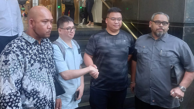 Mediasi keributan antara pengemudi Toyota Yaris Yohanes Aditya (dua kiri) dan pengemudi Mitsubishi Pajero William Yani (dua kanan) di Polda Metro Jaya, Senin (23/5). Foto: Jonathan Devin/kumparan