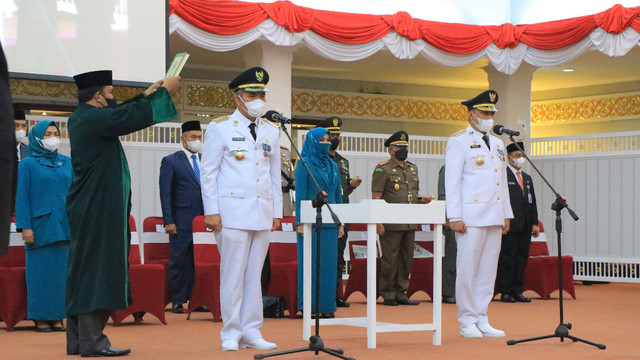 PELANTIKAN Penjabat Bupati Kampar, Kamsol dan Wali Kota Pekanbaru, Muflihun, Senin (23/5/2022), oleh Gubernur Riau, Syamsuar, di Balai Pauh Janggi.