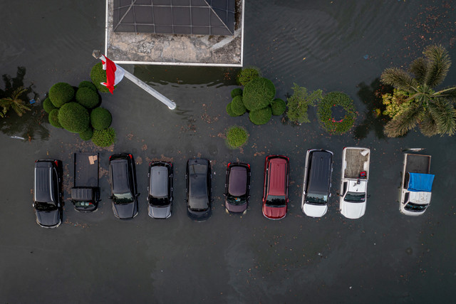 Foto udara sejumlah kendaraan roda empat terendam banjir limpasan air laut ke daratan atau rob yang merendam kawasan Pelabuhan Tanjung Emas Semarang, Jawa Tengah, Senin (23/5/2022).  Foto: Aji Styawan/ANTARA FOTO