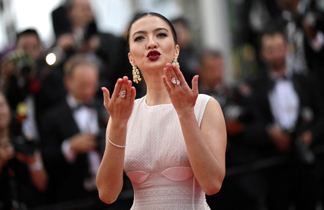 Aktris Indonesia Raline Shah tiba untuk pemutaran film "Decision to Leave (Heojil Kyolshim)" selama Festival Film Cannes ke-75 di Cannes, Prancis selatan, pada 23 Mei 2022. Foto: LOIC VENANCE / AFP