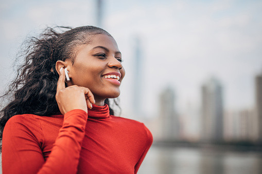 Ilustrasi seseorang menggunakan AirPods. Foto: Unsplash.com
