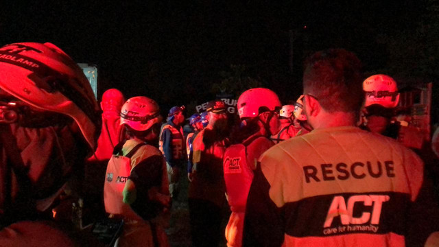 Tim Relawan Rescue berjibaku mengevakuasi warga terdampak banjir