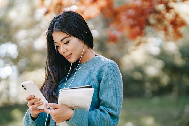Ilustrasi mendengarkan lagu. Foto: Charlotte May/Pexels