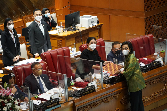 Menkeu Sri Mulyani menyerahkan dokumen kepada Ketua DPR RI Puan Maharani saat Rapat Paripurna di Gedung DPR RI, Jakarta, Selasa (24/5/2022). Foto: Jamal Ramadhan/kumparan