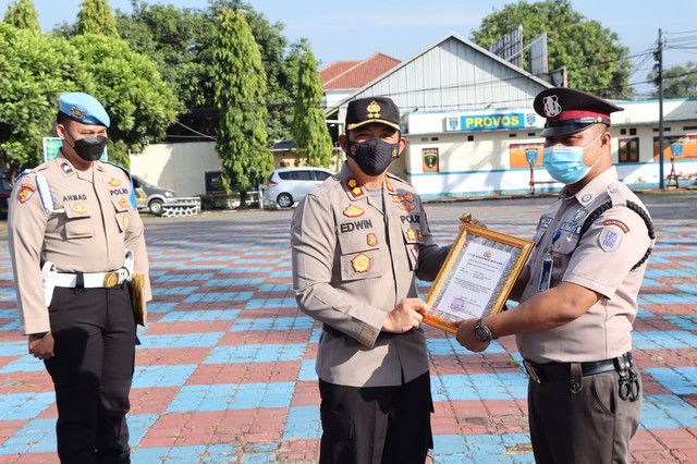 Kapolres Majalengka memberikan penghargaan kepada Satpam Bank BRI Unit Leuwimunding yang gagalkan aksi perampokan dengan modus teror bom. FOTO: Tomi Indra/CIREMAITODAY