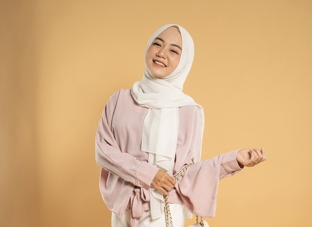 Cerita Mereka yang Tidak Percaya Diri Pakai Hijab Putih. Foto: Shutterstock