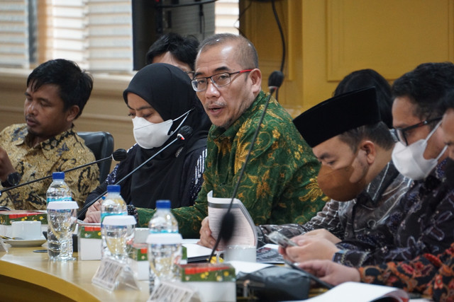 Ketua KPU Hasyim Asy'ari menyampaikan pendapat saat menghadiri rapat kerja Komite I DPD RI di ruang rapat Sriwijaya, DPD RI, Jakarta, Selasa (24/5/2022). Foto: Jamal Ramadhan/kumparan