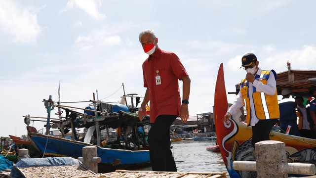 Gubernur Jawa Tengah Ganjar Pranowo Ganjar saat meninjau beberapa titik yang tergenang rob di Kota Semarang, Jawa Tengah, Selasa (24/5/2022). Foto: Dok. Istimewa