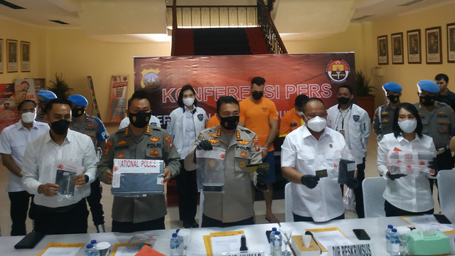 Konferensi pers penangkapan pelaku skimming Bank Riau Kepri di Batam. Foto: Zalfirega/kepripedia.com.