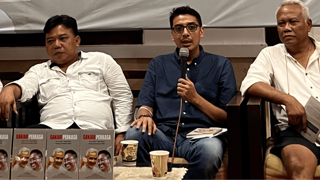 Zainal Arifin Mochtar (tengah) didampingi penulis buku 'Ganjar-Perkasa,' Indra Ismawan (kiri) dan Julius Felicianus (kanan) saat menjadi penanggap utama peluncuran buku tersebut pada Jumat (20/5) lalu di Cafe Medpresso, Sleman, DIY. Foto: ESP