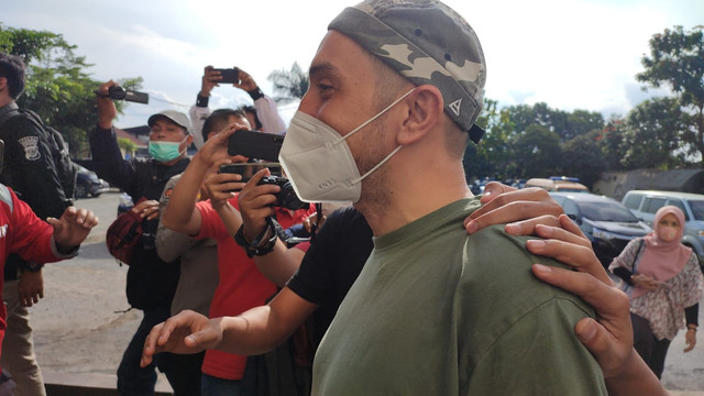 Artis Gary Iskak ketika datang di Mapolda Jabar terkait dengan kasus dugaan penyalahgunaan narkotika.  Foto: Rachmadi Rasyad/kumparan