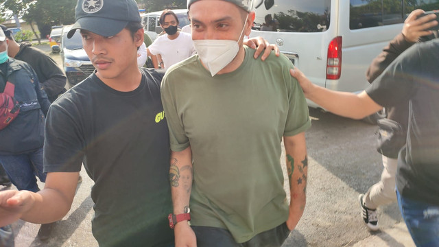Artis Gary Iskak ketika datang di Mapolda Jabar terkait dengan kasus dugaan penyalahgunaan narkotika. Foto: Rachmadi Rasyad/kumparan