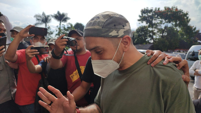 Artis Gary Iskak ketika datang di Mapolda Jabar terkait dengan kasus dugaan penyalahgunaan narkotika. Foto: Rachmadi Rasyad/kumparan