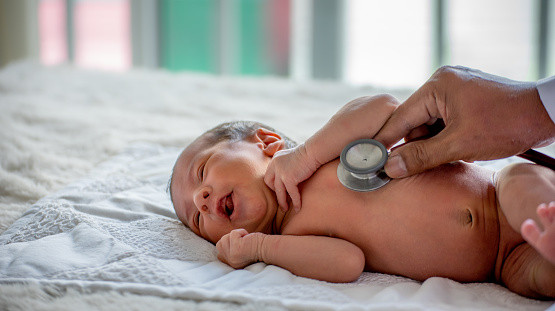Ilustrasi apa itu ISK pada bayi. Foto. dok. Narongrit Sritana (Unsplash.com)
