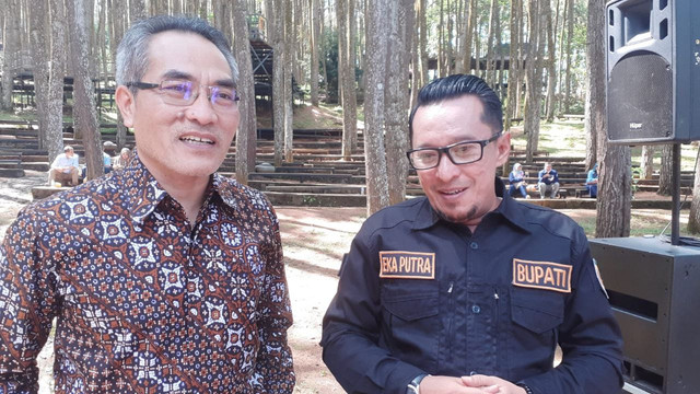 Bupati Bantul, Abdul Halim Muslich saat menerima Bupati Tanah Datar, Eka Putra di hutan Pinus Mangunan. Foto: Erfanto/Tugu Jogja
